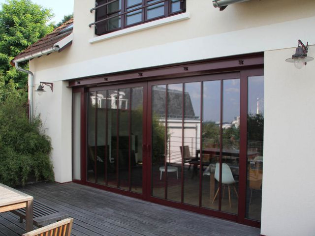 Le sol de la terrasse et du salon au même niveau - Une maison ouvrière s'offre une extension vintage