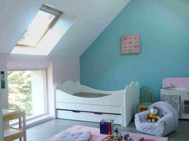 Un grenier transformé en chambre pour enfants