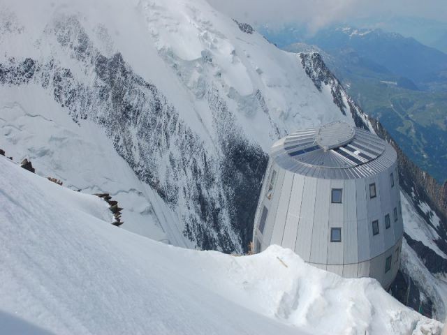 Maintenir le refuge par des vents de 280 km/h - Inauguration le samedi 6 septembre 2014 du nouveau Refuge du Goûter (Haute Savoie), 3.835 m