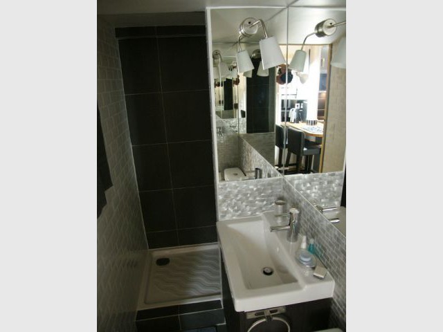Une salle de bains composée de miroirs pour un effet de profondeur - Loge de gardiens en studio moderne