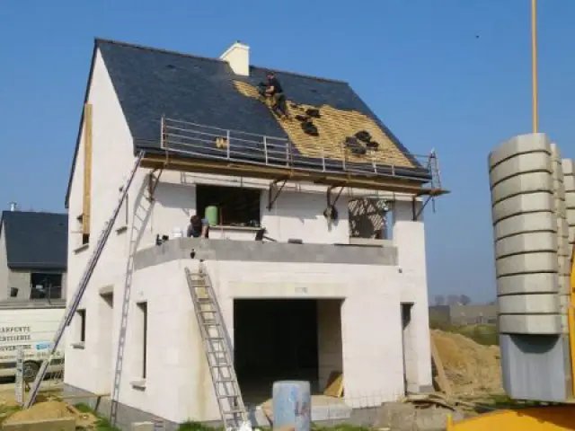 Pose de la couverture et de l'étanchéité de la toiture terrasse - Maison Bati Tech
