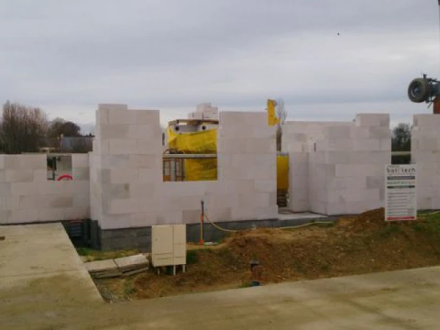 Elévation des murs en béton cellulaire - Maison Bati Tech