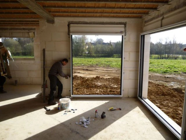 Pose des menuiseries extérieures - Maison Bati Tech