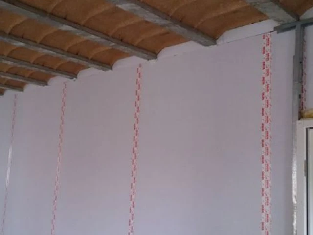 Pose de l'isolant polyuréthane en doublage - Maison Bati Tech