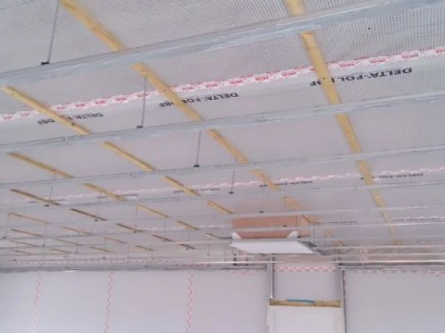 Pose de la membranne d'étanchéité à l'air en plafond droit des combles - Maison Bati Tech