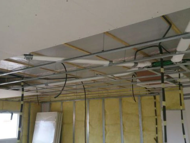 Pose du réseau de ventilation en gaine rigide et des gaines électriques - Maison Bati Tech