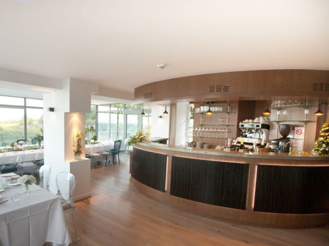 Une salle de restaurant organisée autour d'un bar arrondi - Hôtel Landemer