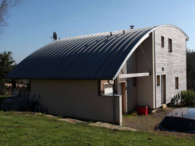 Une toiture cintrée bien particulière - Maison Vannes - Patrice Bideau