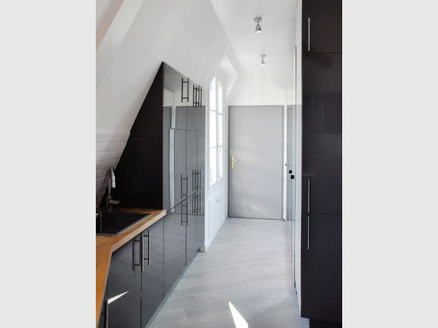 Une entrée et un couloir tout en lumière - Rénovation d'un appartement sous pente Moutiez Haller