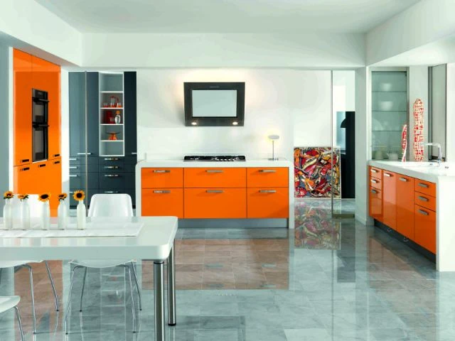 Une cuisine au mobilier orange pleine d'énergie - Autour de la couleur orange
