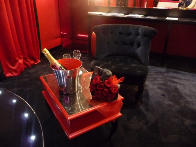 Un coin cosy pour spectateur très privé  - Suite Cabaret hôtel Seven Paris