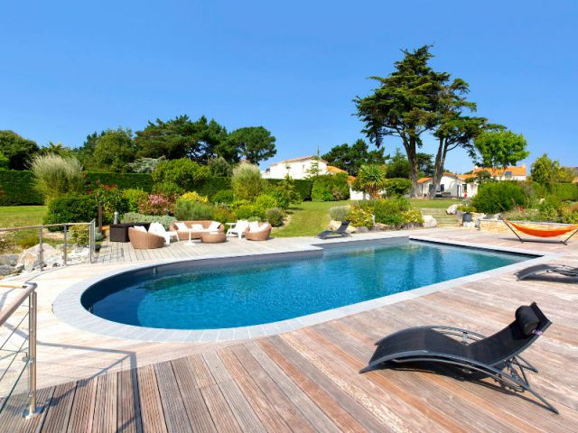 Une piscine familiale de forme libre sur mesure - Trophées de la piscine 2014