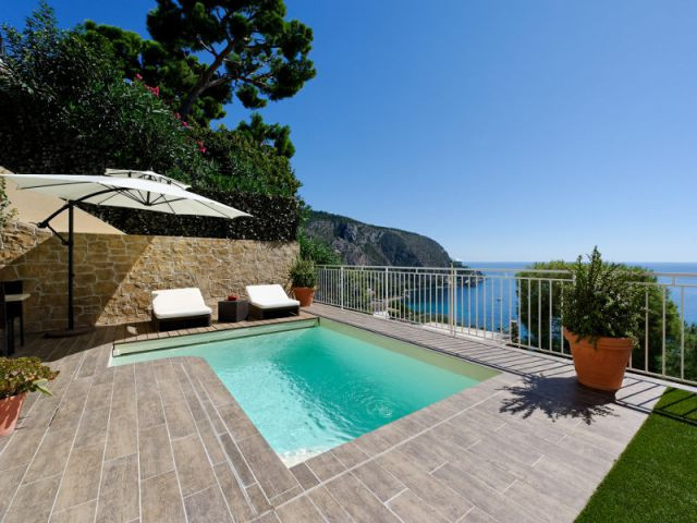 Une piscine citadine de forme libre sur une terrasse suspendue - Trophées de la piscine 2014