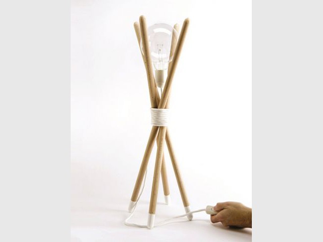 Une lampe en bois et corde pour un salon tendance nature - Cadeaux de Noël épurés et zen