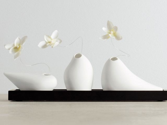 Trois vases en porcelaine blanche pour un intérieur pur - Cadeaux de Noël épurés et zen