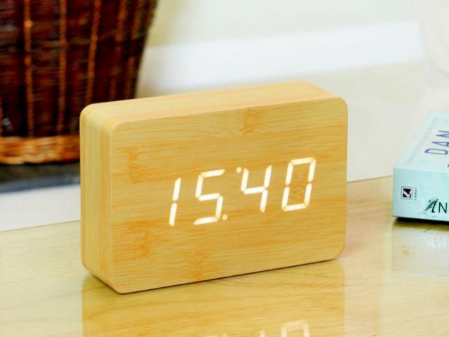 Une horloge réveil en bois pour une chambre  - Cadeaux de Noël épurés et zen
