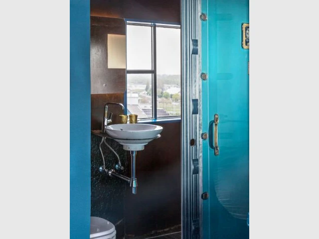 Détail de la salle de bains de la suite Secret - Un hôtel dans une grue de chantier