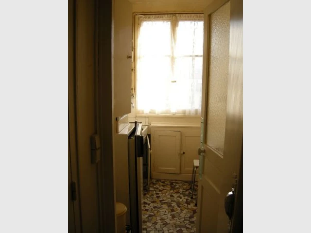 Une cuisine agrandie grâce à l'utilisation d'un espace vacant - Une salle de bains dynamise un appartement mal agencé