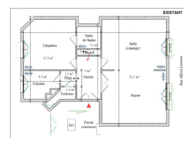 Une salle de bains dynamise un appartement mal agencé