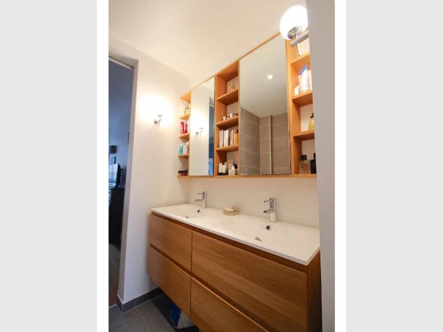 Une salle de bains spacieuse  - Une salle de bains dynamise un appartement mal agencé