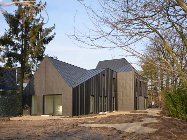 Une maison tournée vers l'extérieur - Maison noire en Belgique