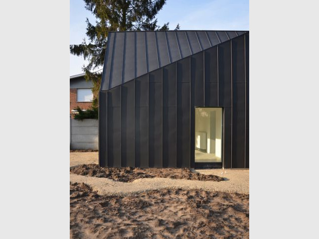 Une façade rythmée de longues lignes verticales - Maison noire en Belgique