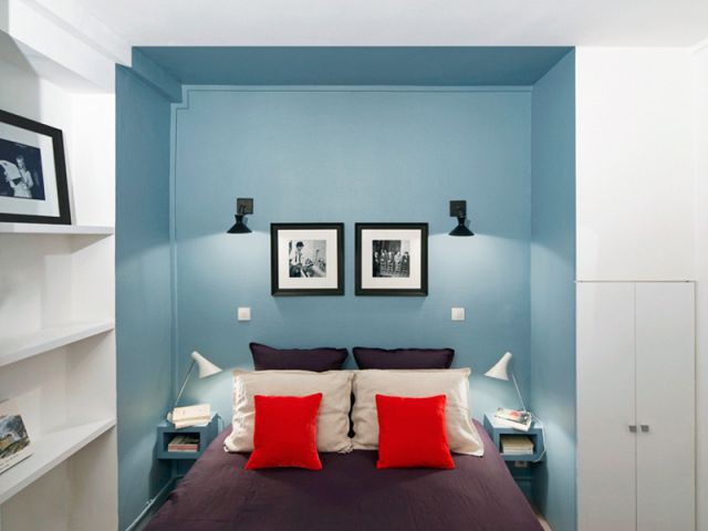 Une chambre chaleureuse grâce à une niche colorée - Deux-pièces sombre en location touristique colorée et vintage