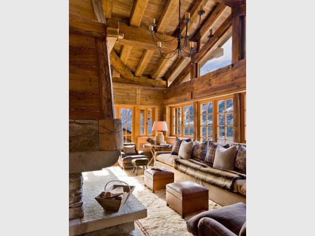 Un salon chaleureux avec vue sur les Alpes - Chalet Pélerin