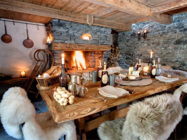 Une salle à manger rustique pour un repas de montagnard - Chalet Pélerin