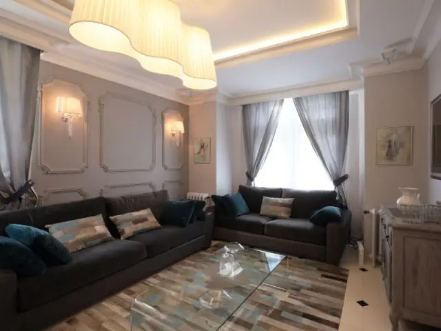 Un salon mêlant meubles d'époque et déco contemporaine - Une maison familiale du 19ème siècle allie style Louis XV et décoration contemporaine