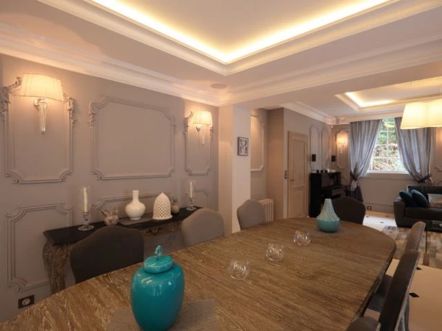 Des objets décoratifs chinés par le propriétaire - Une maison familiale du 19ème siècle allie style Louis XV et décoration contemporaine