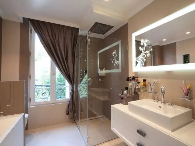 Une salle de bains tout confort - Une maison familiale du 19ème siècle allie style Louis XV et décoration contemporaine