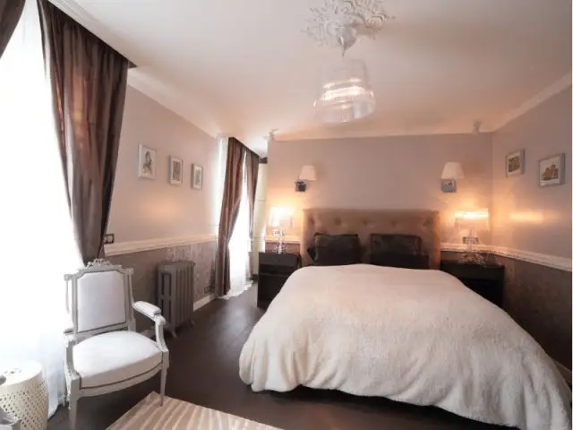 Une suite parentale qui reprend les codes de l'hôtellerie - Une maison familiale du 19ème siècle allie style Louis XV et décoration contemporaine