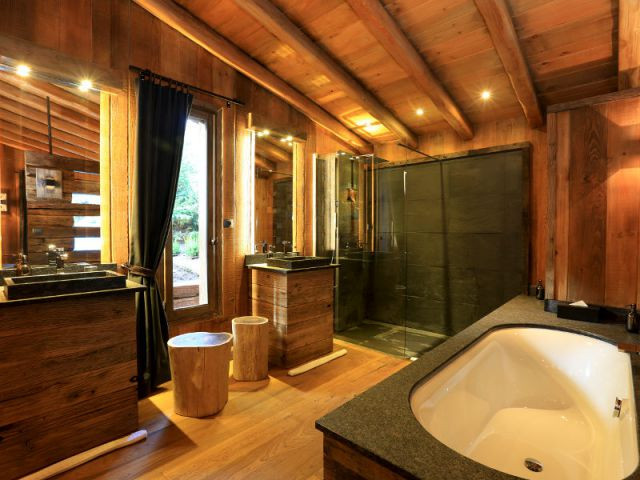 Une salle de bains parentale entre ardoise, bois brut et marbre - Arctic Lodge