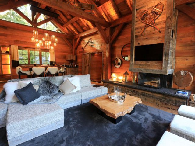 Un salon et une salle à manger façon chalet de montagne  - Arctic Lodge