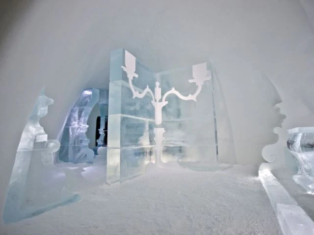 Un chandelier comme pièce maîtresse de l'espace - Hôtel de glace suite Rococo
