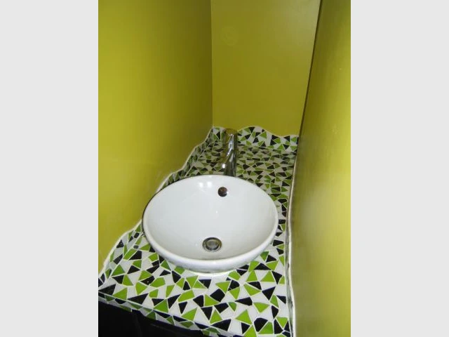 Un point d'eau illuminé par une mosaïque en "cassé de verre" - La mosaïque dans la maison
