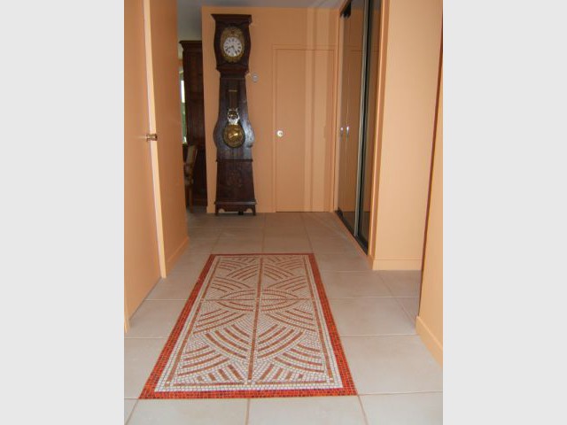Un tapis en mosaïque qui matérialise l'entrée de la maison - La mosaïque dans la maison