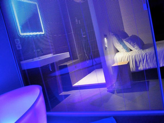 La chambre bleue et sa salle de bains futuriste - Une longère bretonne devenue demeure design