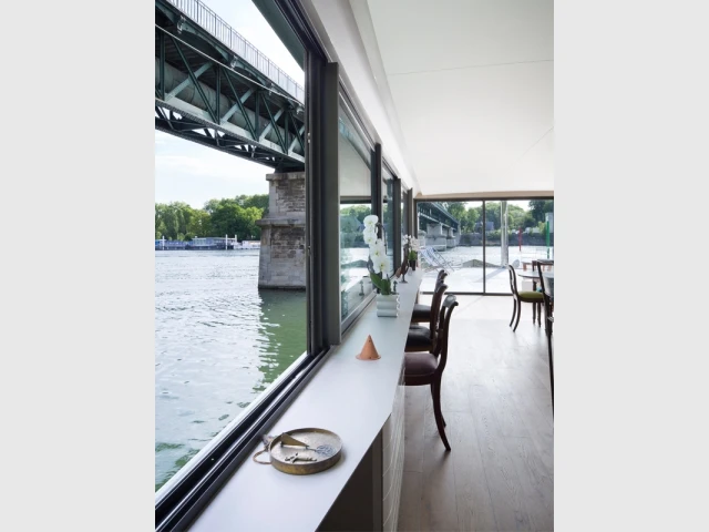 Les pièces de nuit dans la partie inférieure - Une péniche avec vue panoramique sur la Seine