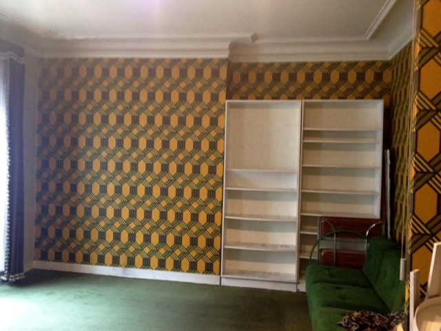 Un papier peint des années 70 devenu "trop vintage" - Budget serré pour une rénovation complète