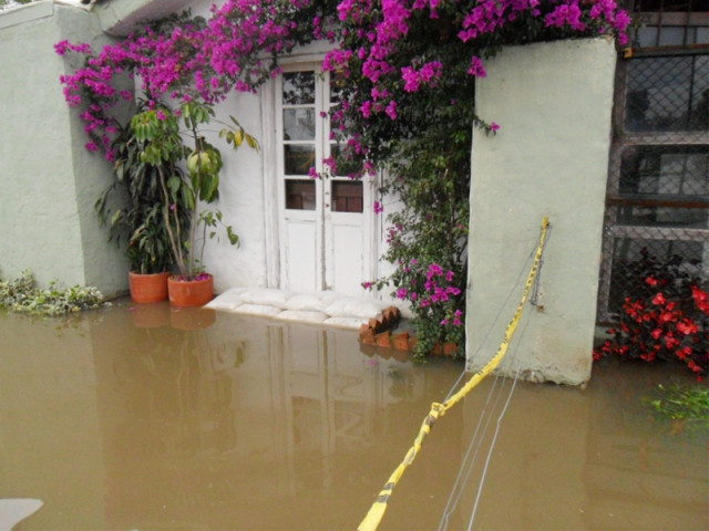 Placer un sac anti-inondation sur le pas de sa porte pour faire barrage à l'eau - Inondations