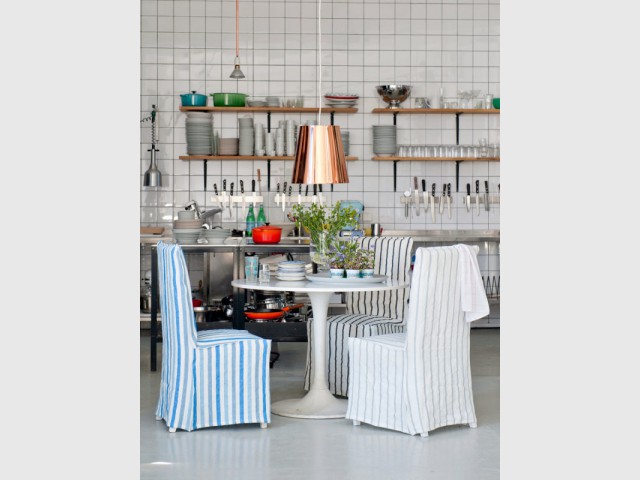 Des chaises de cuisine deviennent des fauteuils habillés - Dix idées pour personnaliser vos basiques IKEA