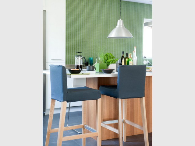 Des chaises de bar deviennent des sièges gris élégants - Dix idées pour personnaliser vos basiques IKEA