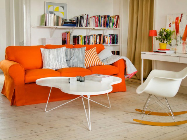 Un canapé standard devient un sofa orange dynamique - Dix idées pour personnaliser vos basiques IKEA