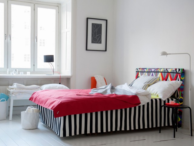 Une tête de lit en bois devient un tableau multicolore - Dix idées pour personnaliser vos basiques IKEA