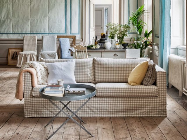 Un canapé contemporain devient le sofa idéal pour une maison de charme - Dix idées pour personnaliser vos basiques IKEA