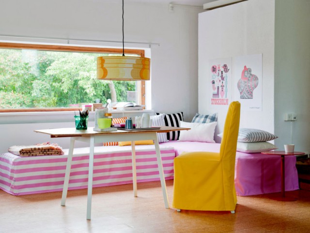 Un lit d'appoint se transforme en banquette confortable - Dix idées pour personnaliser vos basiques IKEA