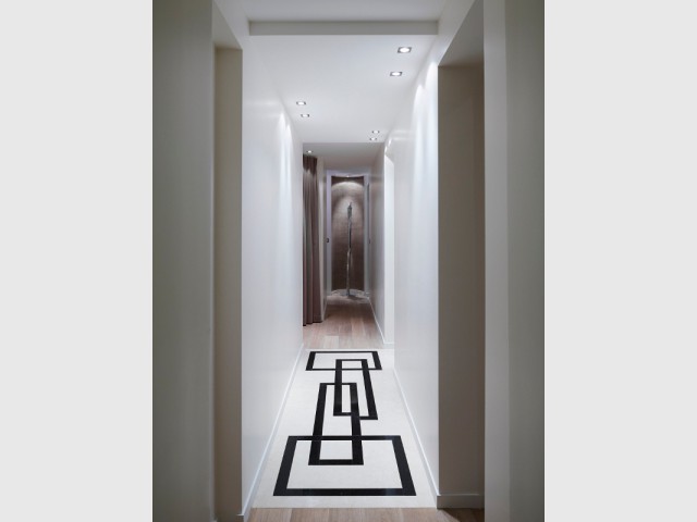 Un long couloir rendu esthétique  - Un appartement graphique revisite les codes classiques parisiens