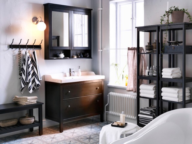 Une salle de bains rétro avec des meubles en bois noir aux lignes simples - Salle de bains rétro